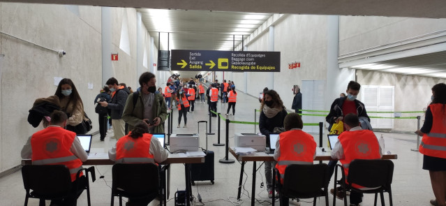 Archivo - Controles sanitarios en el aeropuerto de Palma.