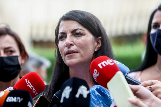 La secretaria general de Vox, Macarena Olona, atiende a los medios de comunicación en una foto de archivo