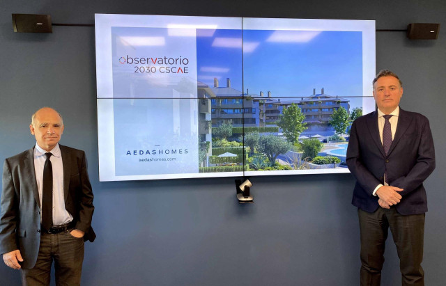 El director ejecutivo de Aedas Homes, David Martínez, y el presidente del Cscae, Lluís Comerón, en una imagen cedida por la promotora inmobiliaria.