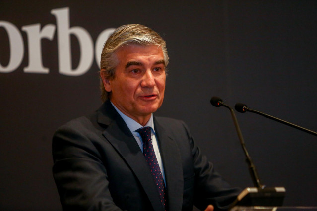 Archivo - El presidente y CEO de Naturgy, Francisco Reynés, recibe el galardón ‘Best CEO 2020’ en su VIII edición de Forbes España y lo hace de la mano del presidente de la CEOE, Antonio Garamendi, en el Hotel Mandarín Oriental, a 8 de julio de 2021, en M