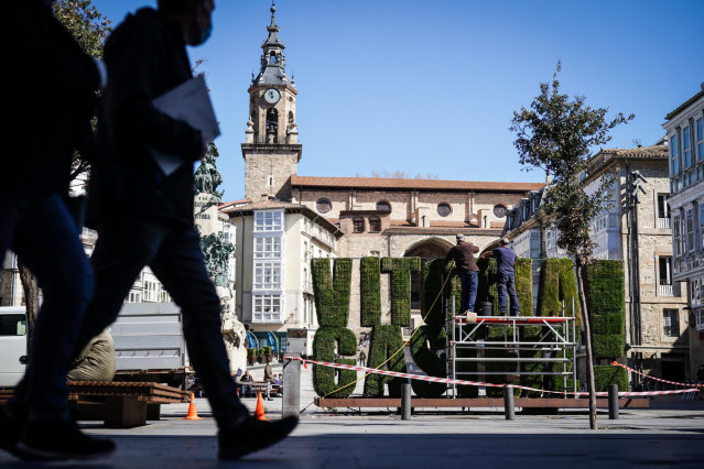 Archivo - Varias personas caminan por una calle céntrica de Vitoria