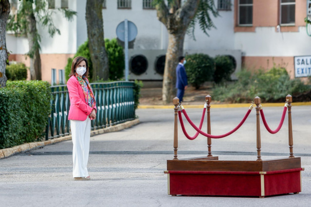 La ministra de Defensa, Margarita Robles, este jueves a su llegada al mando de operaciones (MOPS), en la base de Retamares de Pozuelo de Alarcón