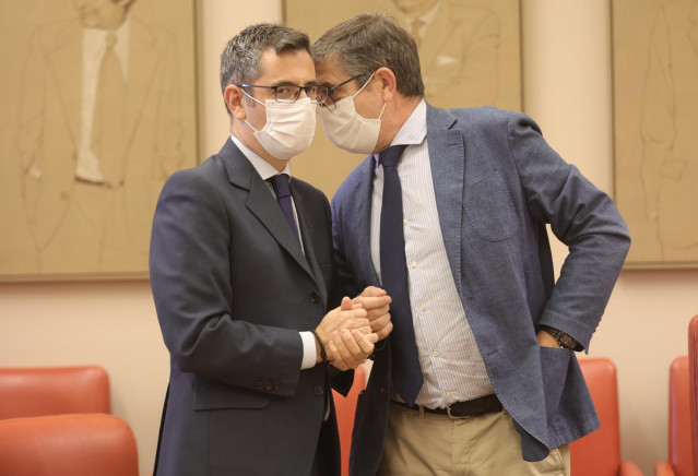 El ministro de la Presidencia, Relaciones con las Cortes y Memoria Democrática, Félix Bolaños (i) y el presidente de la Comisión Constitucional, Patxi López (d), a su llegada para comparecer en la Comisión Constitucional