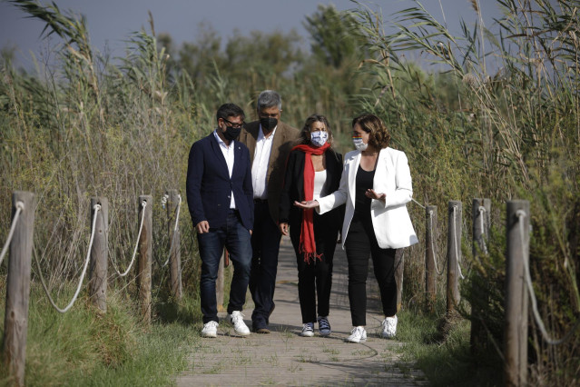 (I-D) El alcalde de El Prat, Lluís Mijoler; el director del Centre de Recerca Ecològica i Aplicacions Forestals (Creaf), Joan Pino; la vicepresidenta segunda y ministra de Trabajo y Economía Social, Yolanda Díaz y la alcaldesa de Barcelona Ada Colau, dura