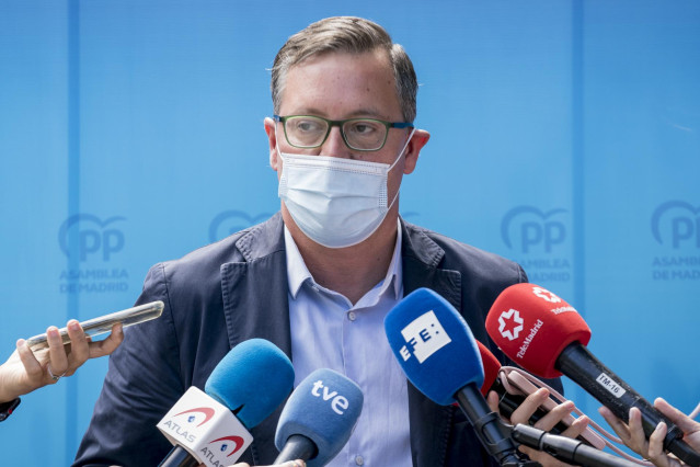 El portavoz del PP en la Asamblea, Alfonso Serrano, ofrece declaraciones a los medios, después de la reunión del Grupo Parlamentario Popular, en el Complejo La Cigüeña de Arganda del Rey, a 2 de septiembre de 2021, en Madrid (España). El inicio del curso