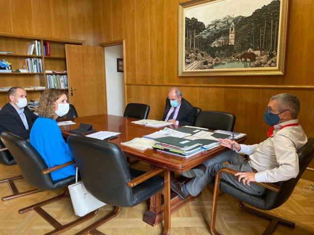 Olga García en la reunión con Hugo Morán.