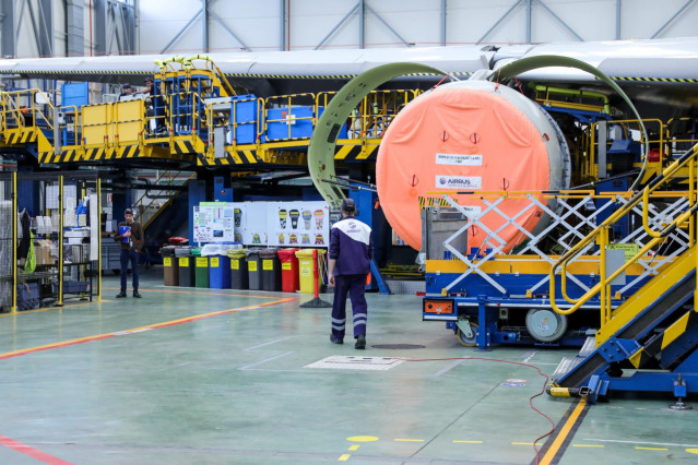Archivo - Dos operarios de la Compañía Airbus durante labores de mantenimiento a un avión de la compañçía en la planta de Airbus en Getafe, en Madrid a 27 de noviembre de 2019.
