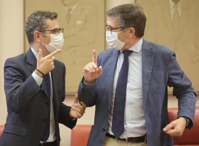 El ministro de la Presidencia, Relaciones con las Cortes y Memoria Democrática, Félix Bolaños (i) y el presidente de la Comisión Constitucional, Patxi López (d), en el Congreso de los Diputados, a 9 de septiembre de 2021, en Madrid (España)