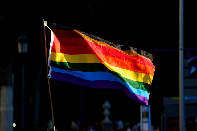 Archivo - La bandera LGTBI