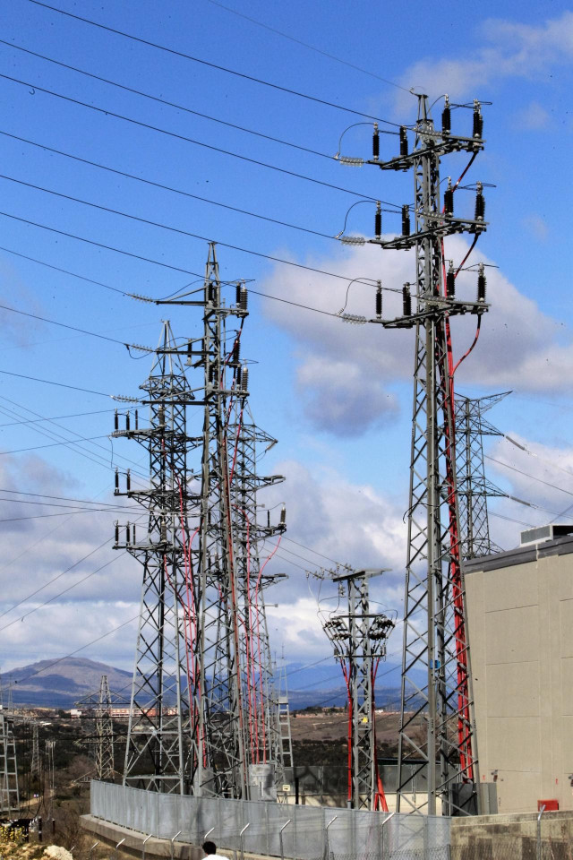 Archivo - Torres de electricidad