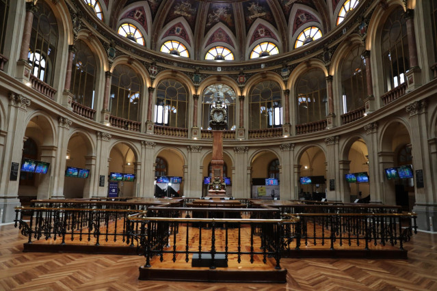 Archivo - Una de las instalaciones del Palacio de la Bolsa de Madrid con paneles del IBEX, a 27 de julio de 2021, en Madrid, (España). El Ibex 35 cotizaba en los 8.700,9 puntos a las doce del mediodía, con una caída del 0,85% y la mayoría de sus valores e