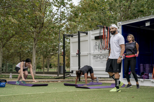 Varias personas entrenan en Cubo Gym, ubicado en Madrid Río