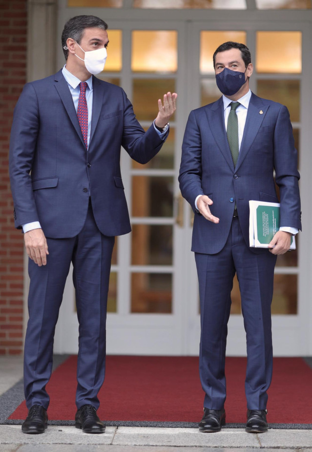 Archivo - El presidente del Gobierno, Pedro Sánchez (i), el presidente de la Junta de Andalucía, Juanma Moreno, en una fotografía de archivo.