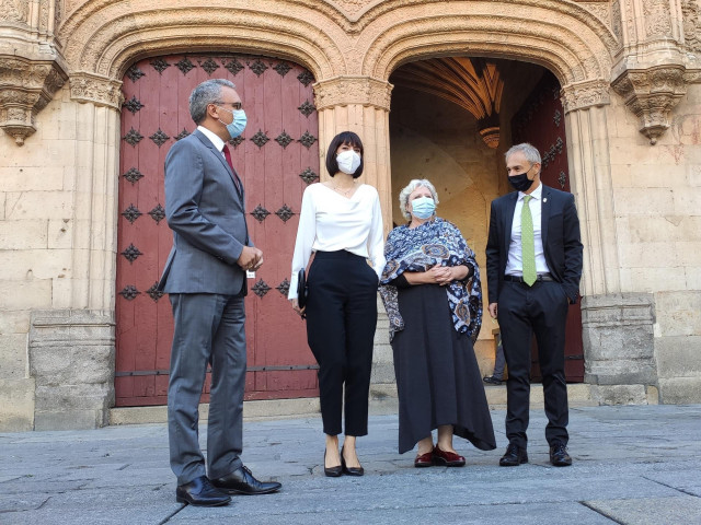 La ministra de Ciencia e Innovación, Diana Morant, segunda por la izquierda, junto al delegado del Gobierno en Castilla y León, Javier Izquierdo, la subdelegada del Gobierno en Salamanca, Encarnación Pérez, y el rector de la USAL, Ricardo Rivero.