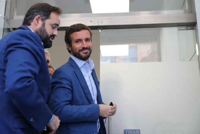 El presidente del PP de Castilla-La Mancha, Paco Núñez, y el presidente del Partido Popular, Pablo Casado, en la inauguración de la nueva sede del PP de Castilla-La Mancha, a 10 de septiembre de 2021, en Toledo, Castilla-La Mancha (España).