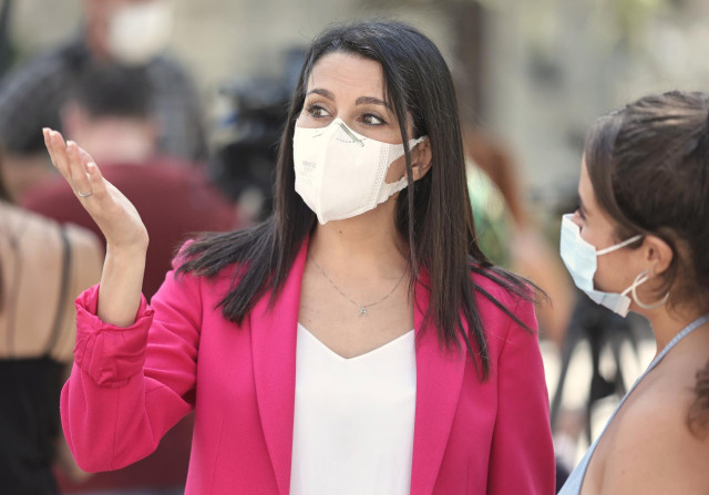 La presidenta de Ciudadanos, Inés Arrimadas, después de su reunión con representantes de la Unión de Militares de Tropa (UMT), en la Plaza de las Cortes