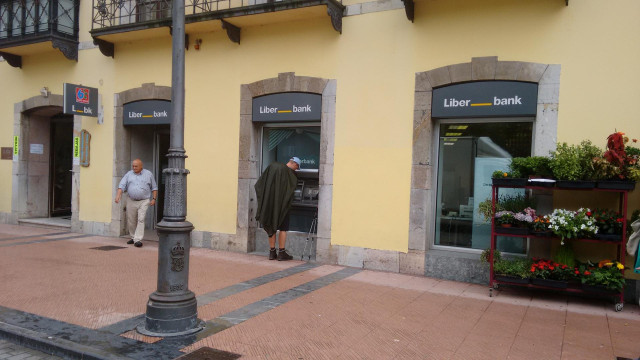 Archivo - La oficina de Cajastur en Ribadesella ha sido la primera de las sedes de la marca regional de Liberbank en adaptar sus instalaciones a la nueva imagen de la entidad bancaria.