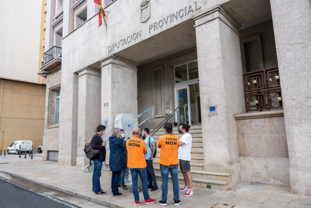 Representantes del comité de empresa de Alu Ibérica en A Coruña a las puertas de la Diputación coruñesa con motivo del debate de una moción en apoyo a la plantilla