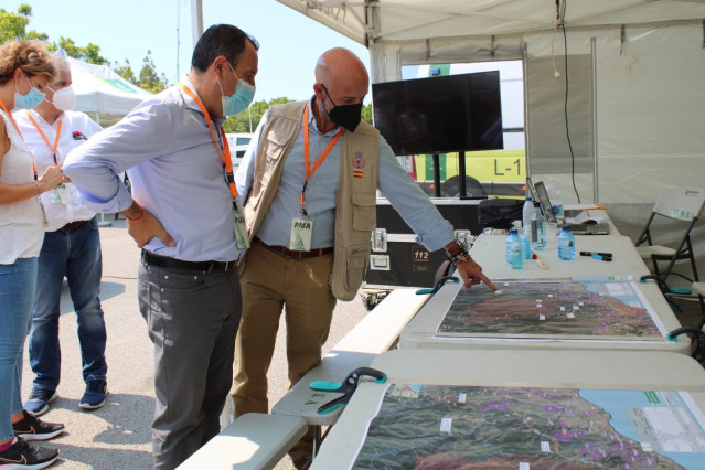 Ruiz Espejo visita el centro de mando del incendio de Sierra Bermeja