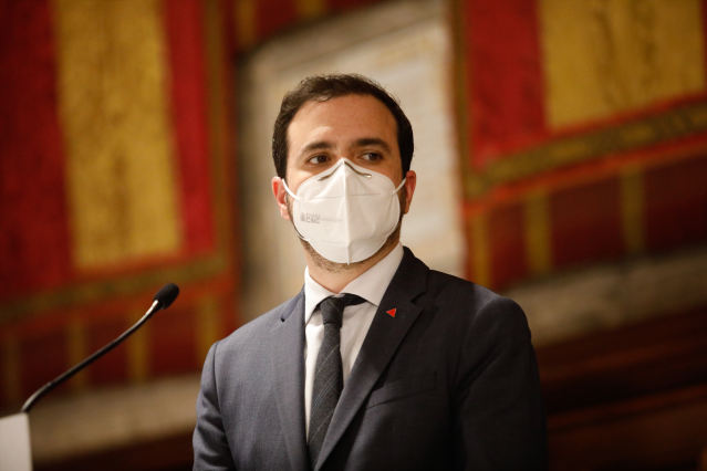Archivo - El ministro de Consumo y líder de IU, Alberto Garzón interviene en rueda de prensa después de una reunión de trabajo en el Ayuntamiento de Barcelona, Catalunya (España), a 17 de diciembre de 2020.