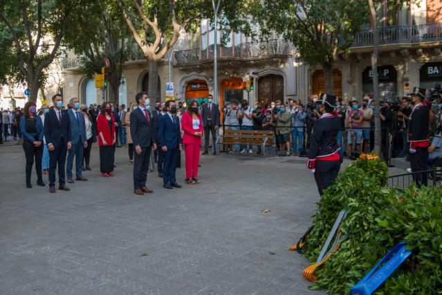 Ofrenda del Govern de la Generalitat ante el momento de Rafel Casanova en Barcelona por la Diada, encabezado por Pere Aragonès, Jordi Puigneró y Laura Vilagrà