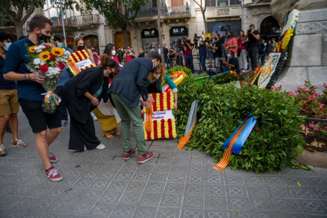 Ofrenda de En Comú Podem (ECP) ante el momento de Rafael Casanova en Barcelona por la Diada, encabezada por Jéssica Albiach