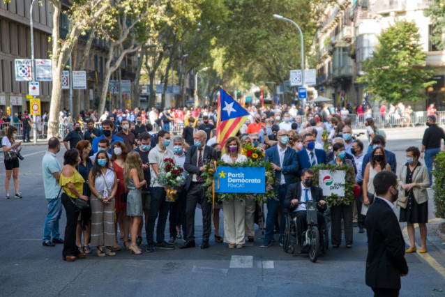 Ofrenda conjunta de PDeCat y PNV ante el momento de Rafael Casanova en Barcelona por la Diada, encabezada por Àngels Chacón, David Bonvehí (PDeCAT) y Estefanía Beltrán de Heredia (PNV)