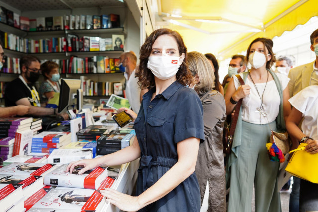 La presidenta de la Comunidad de Madrid, Isabel Díaz Ayuso, visita la 80º edición de la Feria del Libro