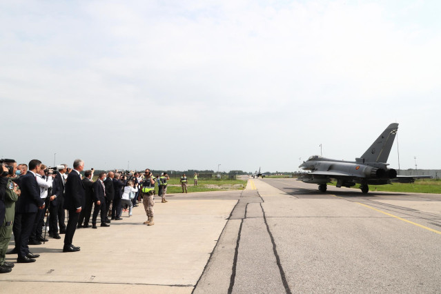 Archivo - Un caza militar se dispone a despegar en la base de Siauliai durante la visita de Sánchez a las tropas españolas en misión de la OTAN