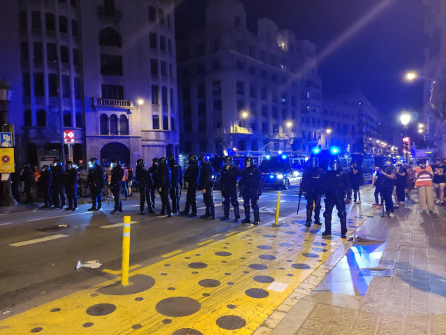Los Mossos dispersan a los concentrados ante la Jefatura de Policía en Barceona, que les increpan y lanzan objetos durante la Diada