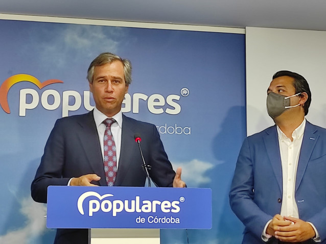 González Terol interviene, observado por Bellido, en la sede del PP de Córdoba.