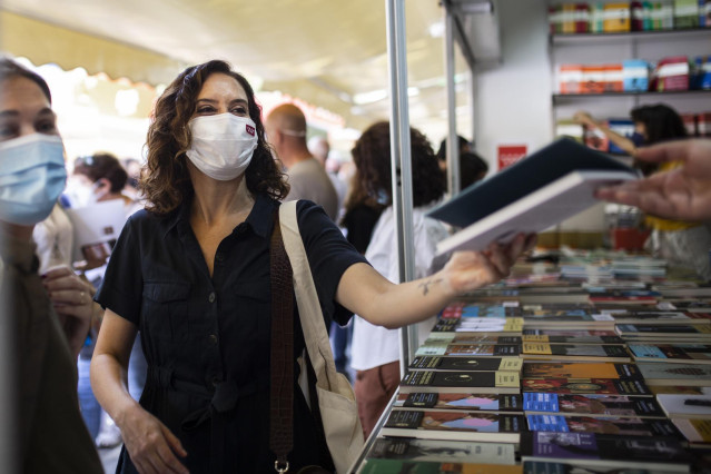 La presidenta de la Comunidad de Madrid, Isabel Díaz Ayuso, durante una visita a la Feria del Libro de Madrid, en el Parque del Retiro, a 11 de septiembre de 2021, en Madrid (España).