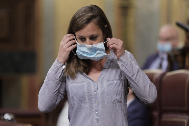 Archivo - La diputada de la CUP en el Congreso, Mireia Vehí, en una sesión de control al Gobierno