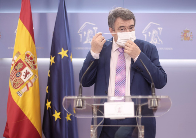 Archivo - El portavoz del PNV en el Congreso, Aitor Esteban, se quita la mascarilla para intervenir en una rueda de prensa