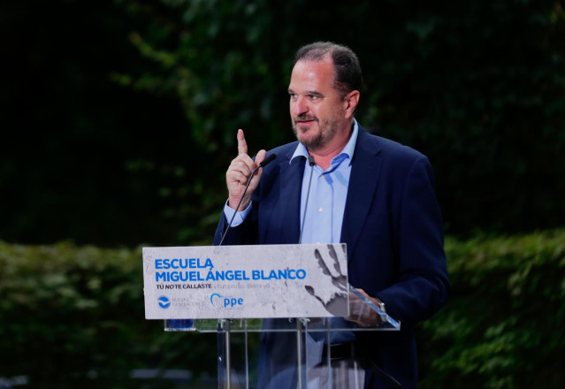 Archivo - El presidente del PP vasco, Carlos Iturgaiz, durante la clausura de la Escuela de Verano Miguel Ángel Blanco, a 11 de julio de 2021, en Ermua, Euskadi (España).