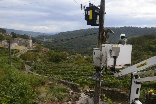 Un operario revisando una instalación eléctrica