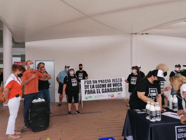 El responsable de Sectores Ganaderos de COAG Andalucía, Antonio Rodríguez, se dirige a los ganaderos que han participado en la concentración y reparto de leche ante una gran superficie en Granada.