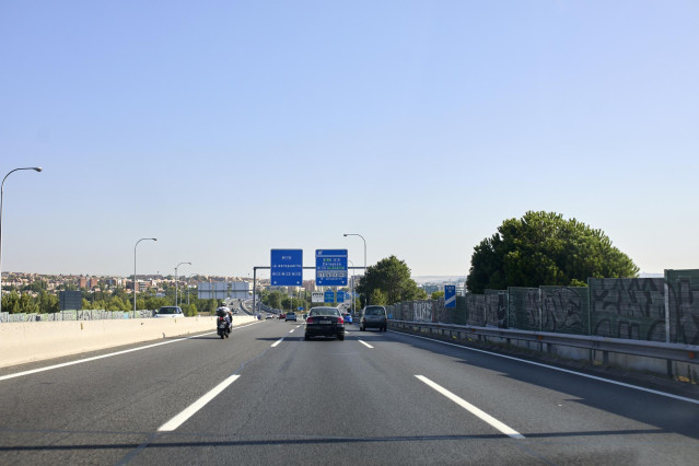 Varios vehículos recorren la autovía A3