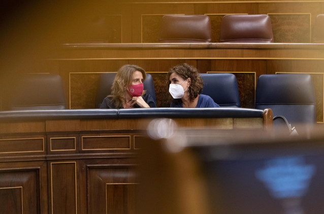 La vicepresidenta tercera y ministra para la Transición Ecológica y el Reto Demográfico, Teresa Ribera (i) y la ministra de Hacienda y Función Pública, María Jesús Montero (d), durante una sesión plenaria en el Congreso