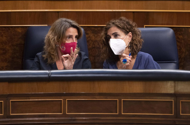 La vicepresidenta tercera y ministra para la Transición Ecológica y el Reto Demográfico, Teresa Ribera (i) y la ministra de Hacienda y Función Pública, María Jesús Montero (d), durante una sesión plenaria en el Congreso