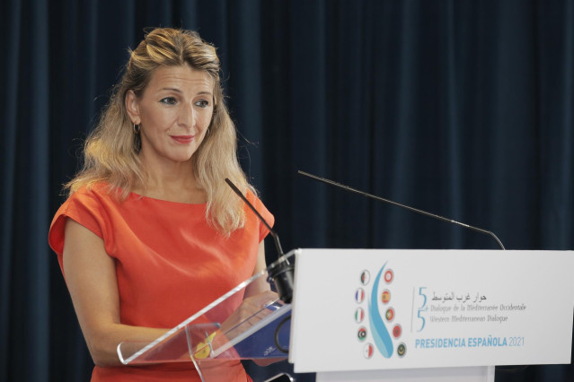 La vicepresidenta segunda y ministra de Trabajo y Economía Social  Yolanda Díaz, responde a los medios tras una reunión en el Sede Casa Mediterráneo, a 13 de septiembre de 2021, en Alicante, Comunidad Valenciana (España). Puig y Díaz mantienen una reunión