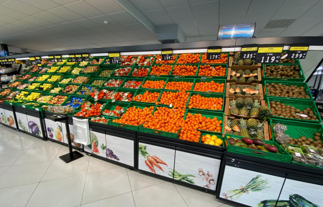 Archivo - Sección de frutas y verduras en un supermercado de Madrid.