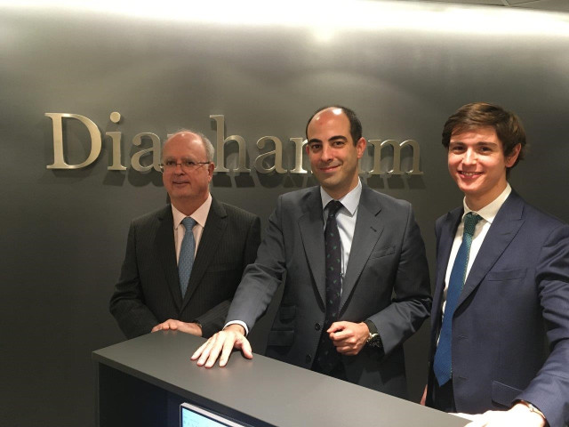 Archivo - El director de inversiones de Diaphanum, Miguel Ángel García; el socio de inversiones, Javier Riaño, y Carlos del Campo, miembro del equipo de inverisones (de izquierda a derecha).