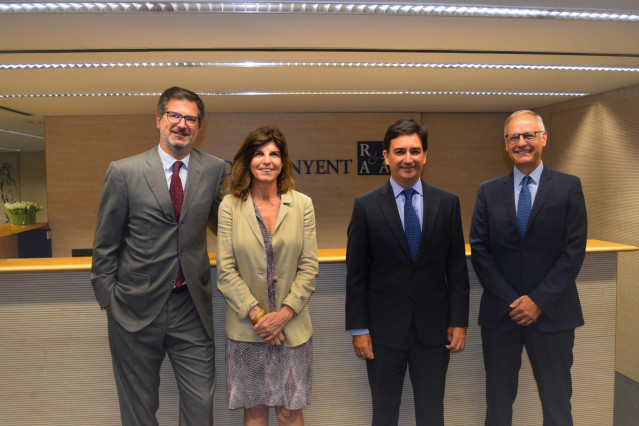 Joan Roca, presidente ejecutivo de Roca Junyent; Blanca Usón, socia de Derecho Fiscal de RJ; Luis Mas, socio fundador de MDV que se incorpora a RJ como nuevo socio de Fiscal, y Jordi Guarch, socio de Fiscal de RJ