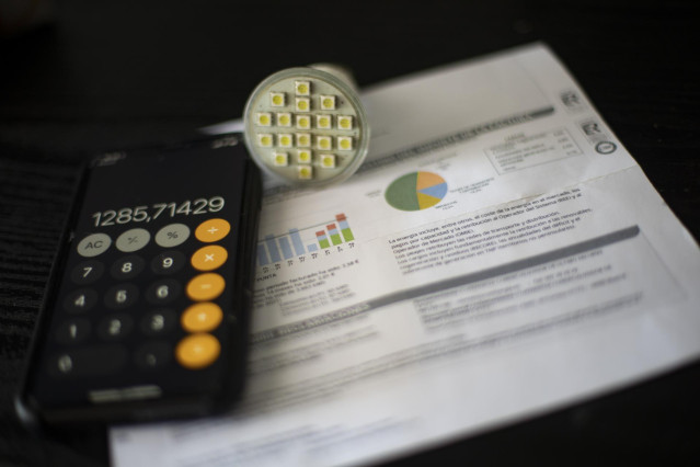 Una factura del consumo de luz, a 10 de septiembre de 2021, en Madrid (España).