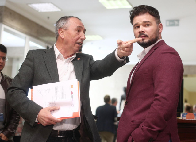 Archivo - El diputado de Compromís, Joan Baldoví (i), junto al portavoz de ERC en el Congreso, Gabriel Rufián (d), en el Congreso