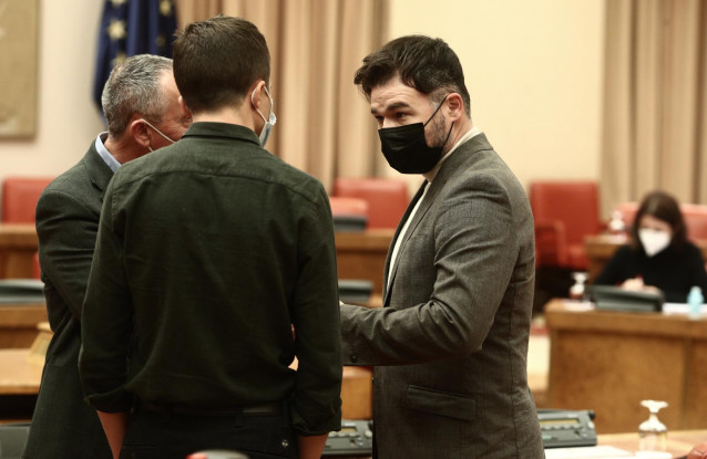 Archivo - (I-D) El diputado de Compromís, Joan Baldoví; el portavoz de Más País-Equo en el Congreso, Íñigo Errejón; y el portavoz de ERC en el Congreso, Gabriel Rufián, conversan durante una Junta de Portavoces convocada en el Congreso