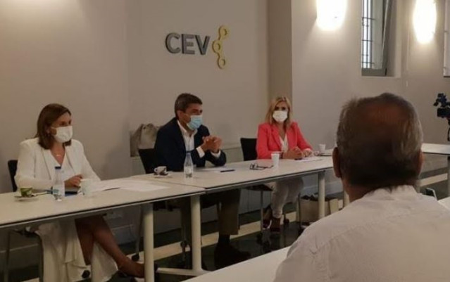 El presidente del PPCV, Carlos Mazón, en el centro de la mesa.