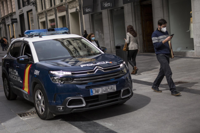 Archivo - Un coche de la Policía Nacional patrulla por las calles de Madrid