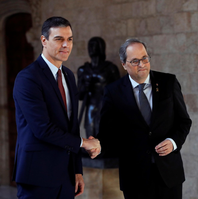 Archivo - El presidente de la Generalitat, Quim Torra (dehc) y el presidente del Gobierno, Pedro Sánchez (izq), posan juntos en el Palau de la Generalitat, antes de su reunión, en Barcelona, a 6 de febrero de 2020.